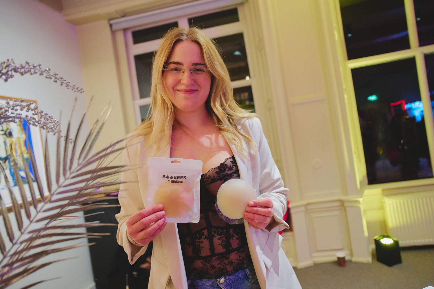 Founder van BOOBEES, nipple covers in verpakking, popup store met boobtape en tepel plakkers