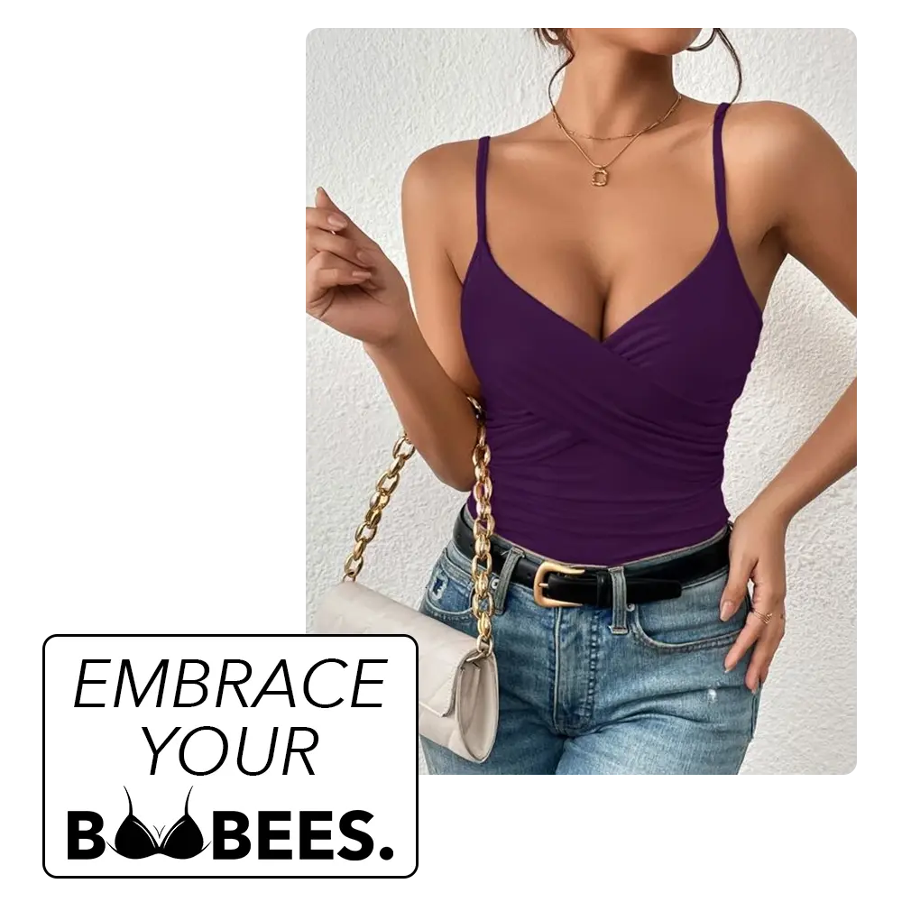 Embrace your boobs text, dame met nipple covers en boob tape op, hemd met borsten