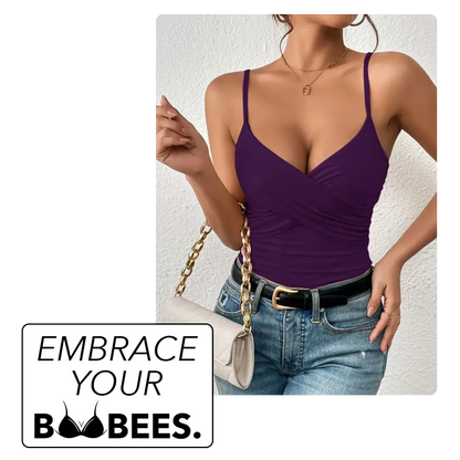 Embrace your boobs text, dame met nipple covers en boob tape op, hemd met borsten